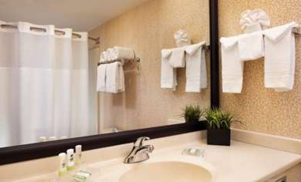 Country Inn & Suites By Radisson, Milwaukee West (Brookfield), WI 10