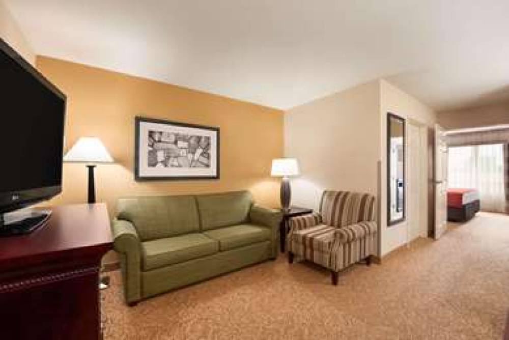 Country Inn & Suites By Radisson, Minot, ND 4