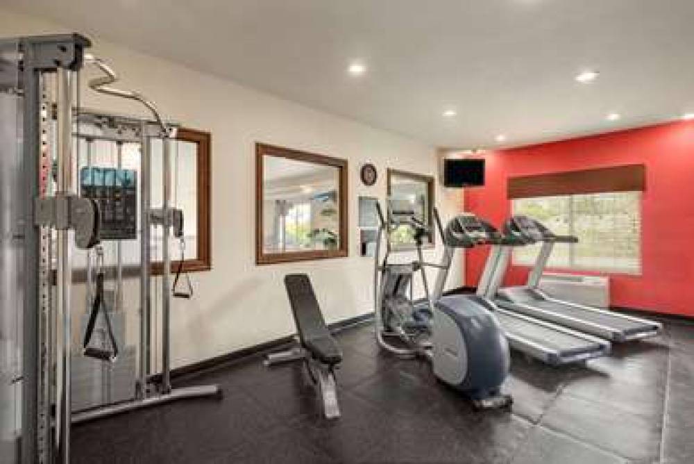 Country Inn & Suites By Radisson, Minot, ND 8