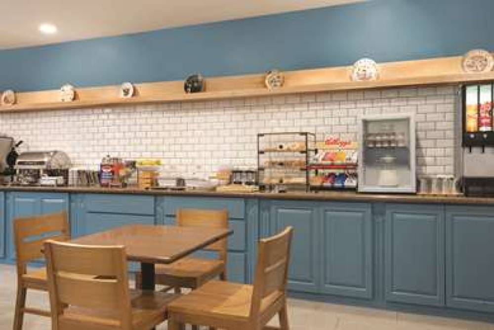 Country Inn & Suites By Radisson, Valparaiso, IN 10