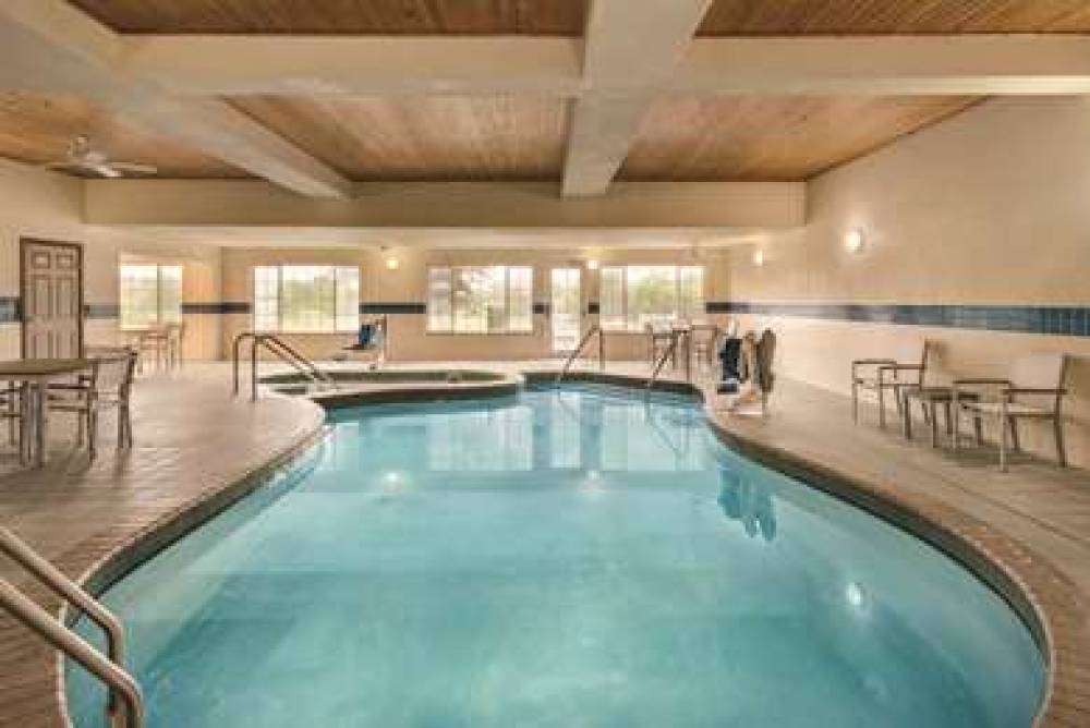Country Inn & Suites By Radisson, West Bend, WI 6