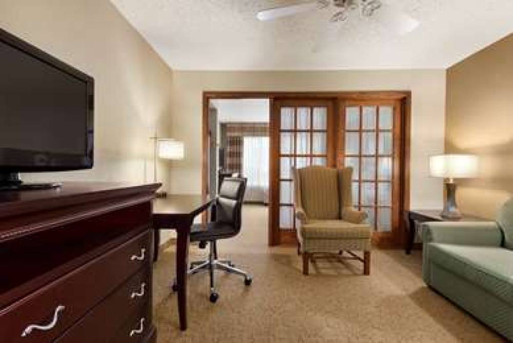 Country Inn & Suites By Radisson, West Bend, WI 5