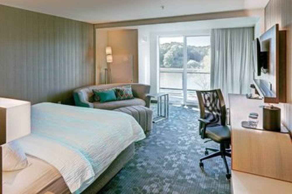 Courtyard By Marriott Appleton Riverfront 10