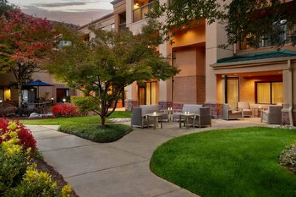 Courtyard By Marriott Atlanta Alpharetta