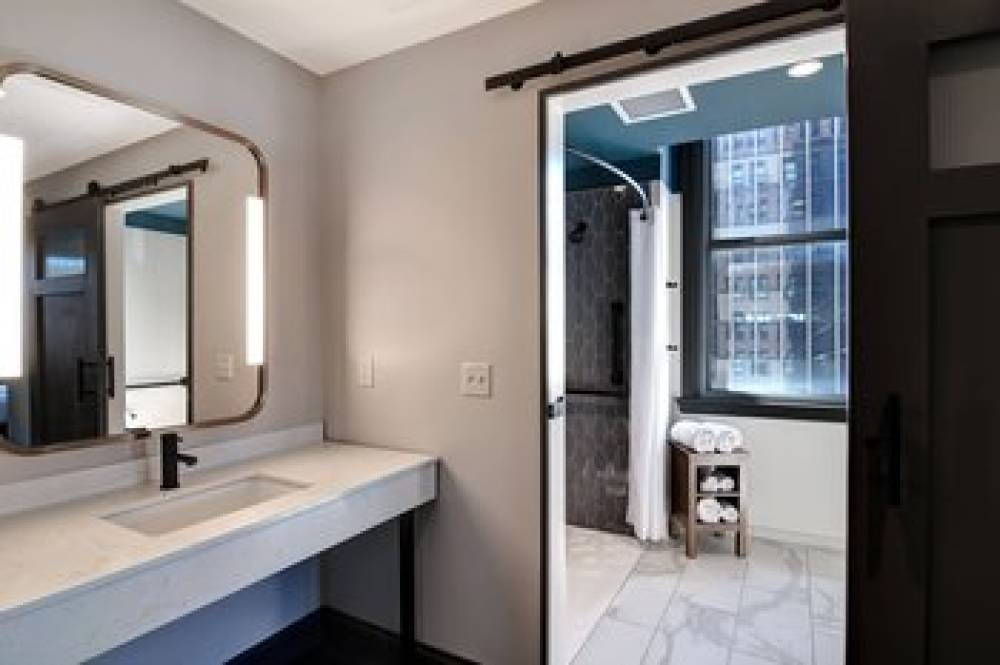 Courtyard By Marriott Cincinnati Downtown 2