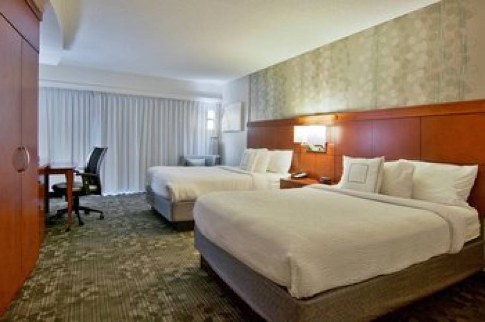 Courtyard By Marriott Clarksville 10