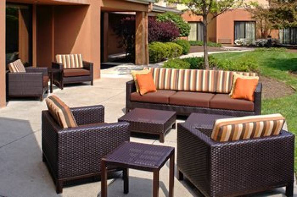 Courtyard By Marriott Cleveland Airport North