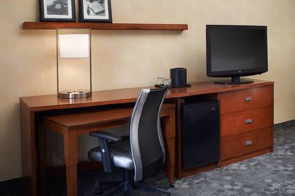 Courtyard By Marriott Detroit Dearborn 7