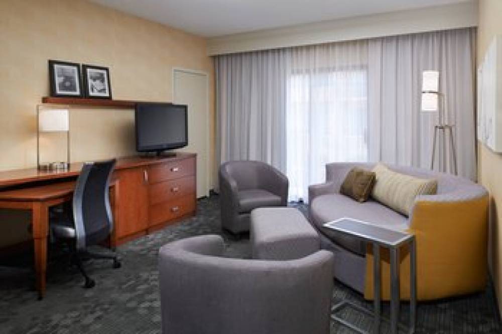 Courtyard By Marriott Detroit Dearborn 10