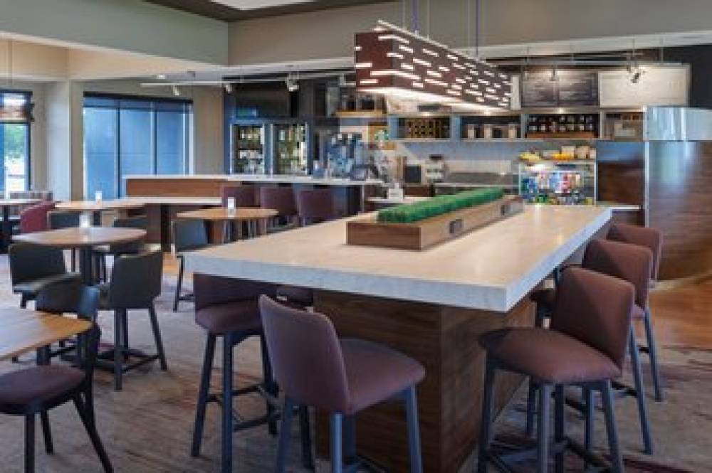 Courtyard By Marriott Detroit Troy 9