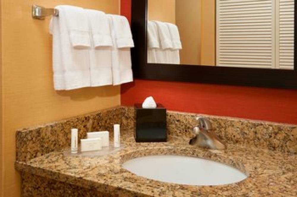Courtyard By Marriott Detroit Utica 7