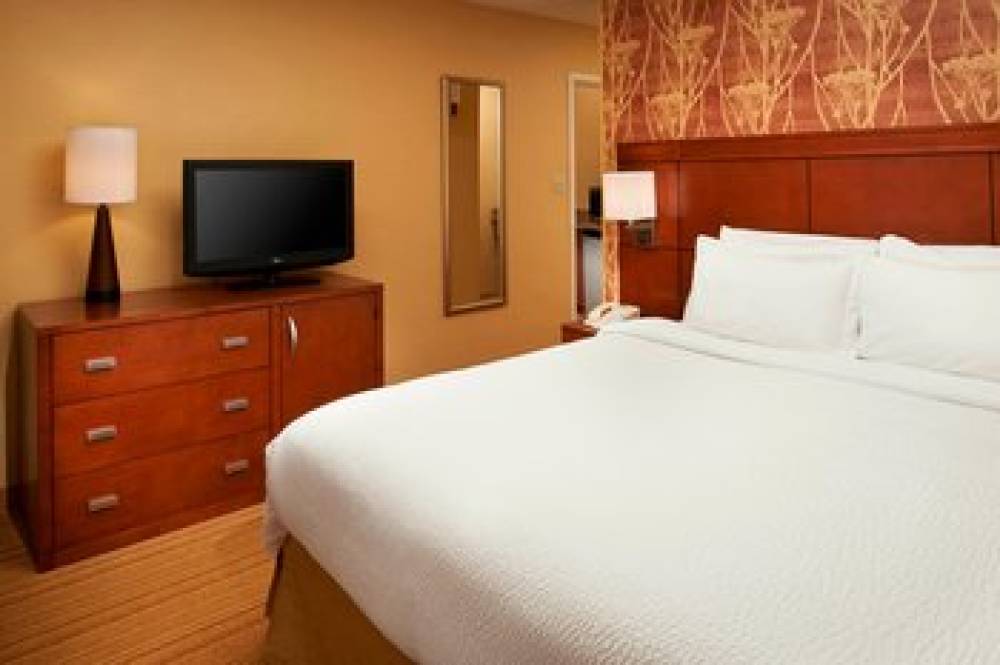 Courtyard By Marriott Detroit Utica 9