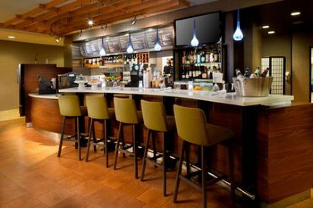 Courtyard By Marriott Edison Woodbridge 8