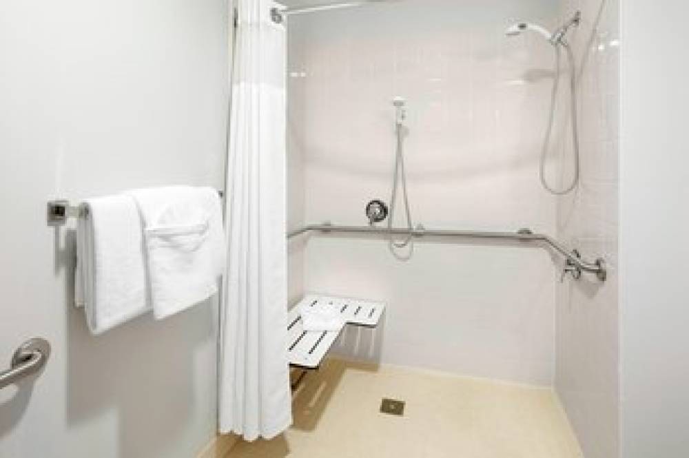Courtyard By Marriott Edison Woodbridge 7