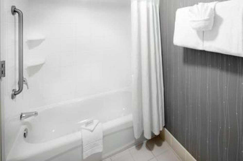 Courtyard By Marriott Edison Woodbridge 1