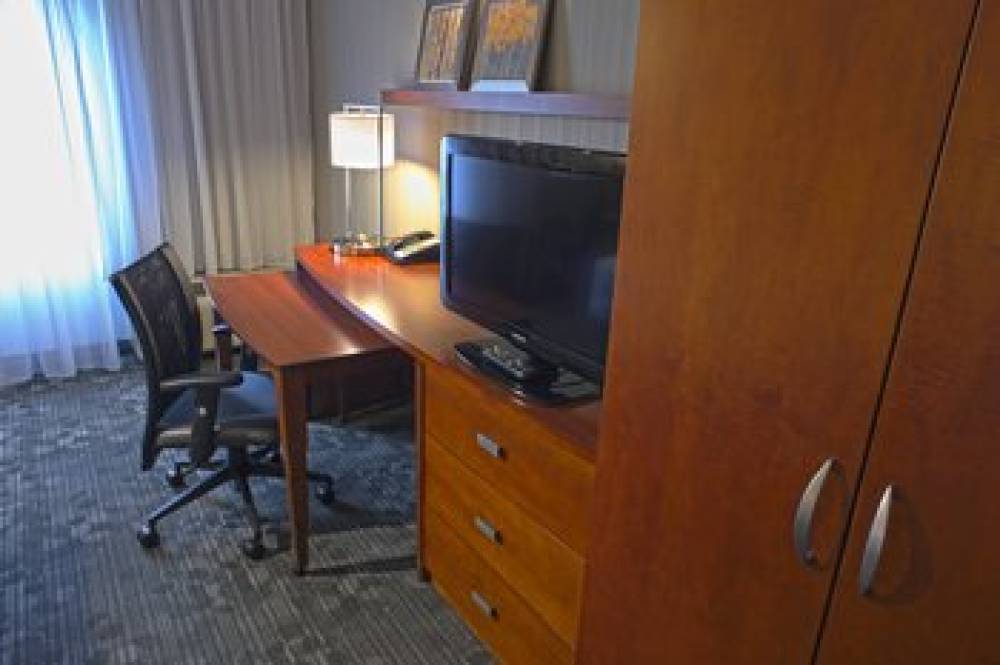 Courtyard By Marriott Hamilton 9