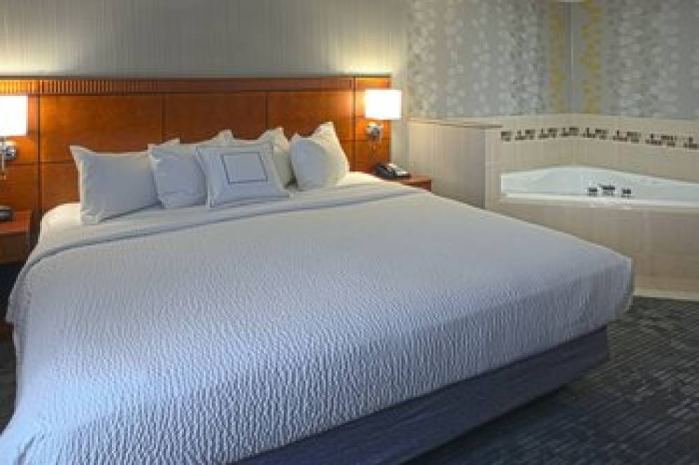 Courtyard By Marriott Hamilton 8