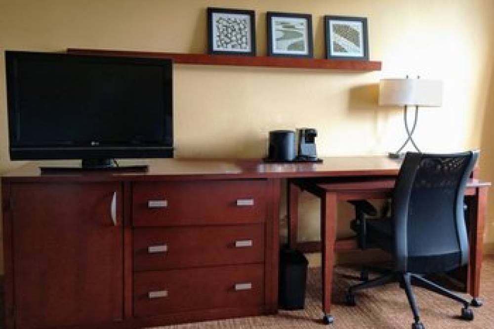 Courtyard By Marriott Houston Brookhollow 10
