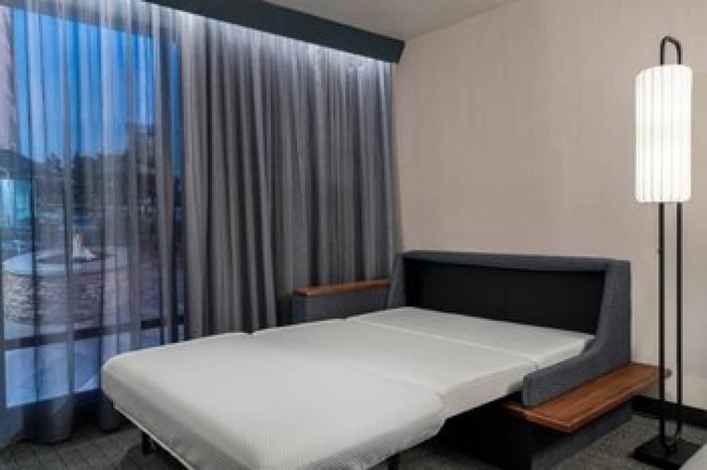 Courtyard By Marriott Laval 4