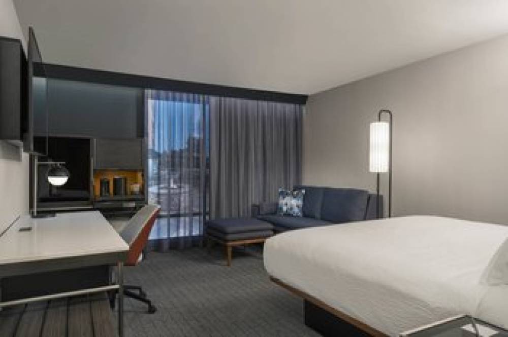 Courtyard By Marriott Laval 7
