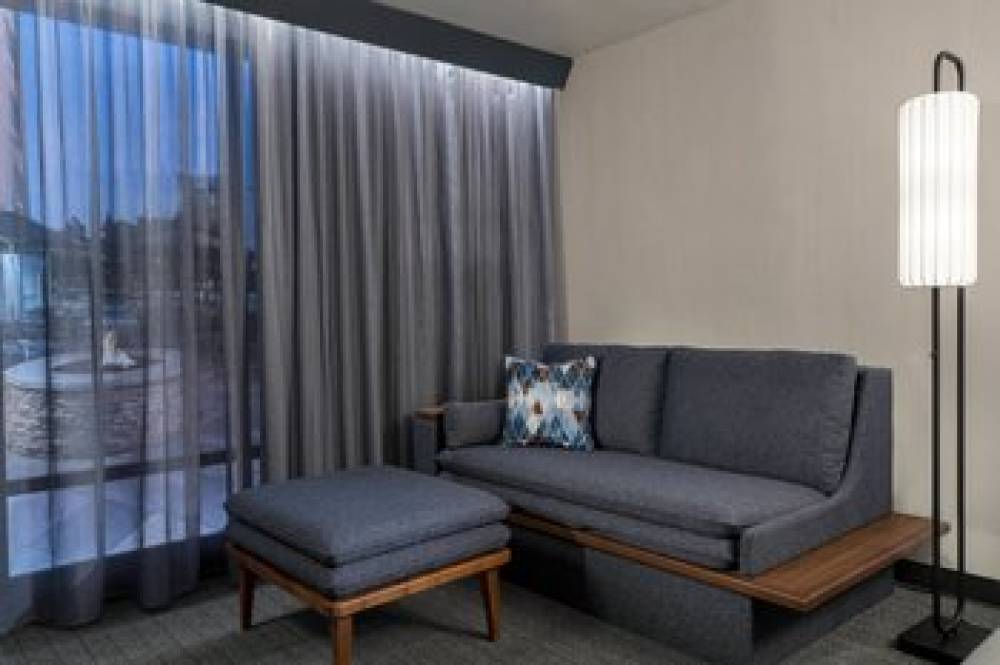 Courtyard By Marriott Laval 6