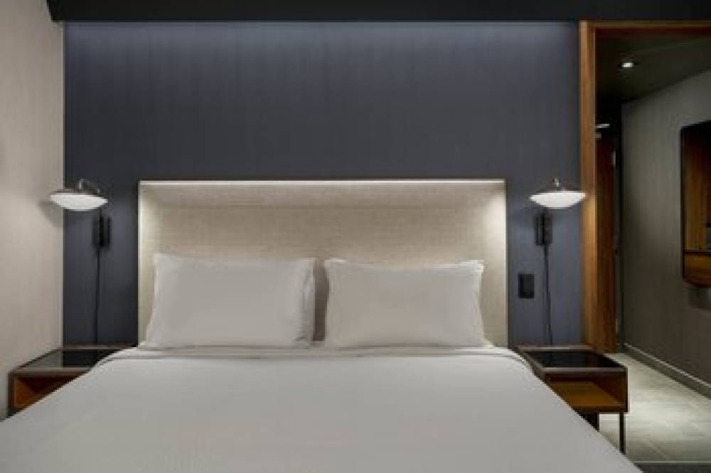 Courtyard By Marriott Laval 2