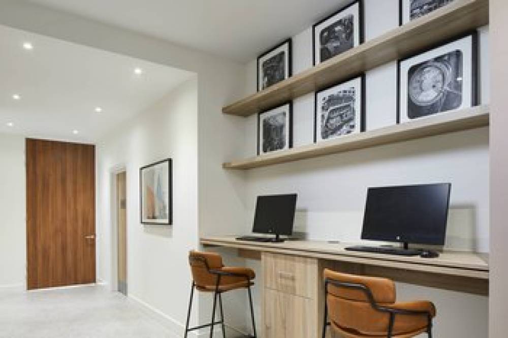 Courtyard By Marriott London City Airport 7