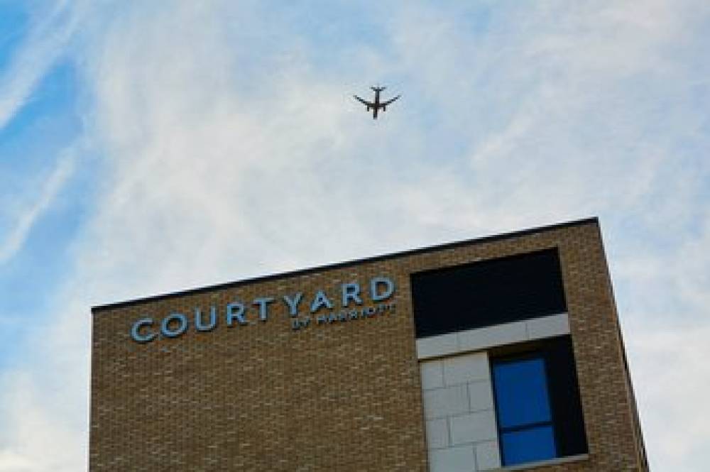 Courtyard By Marriott London City Airport 9