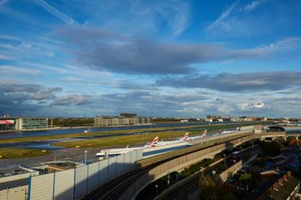 Courtyard By Marriott London City Airport 6