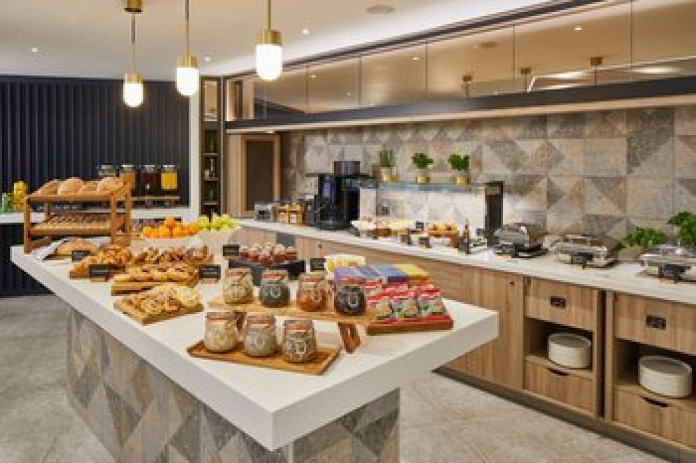 Courtyard By Marriott London City Airport 3
