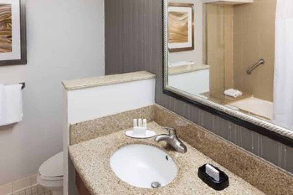 Courtyard By Marriott Miami At Dolphin Mall 10