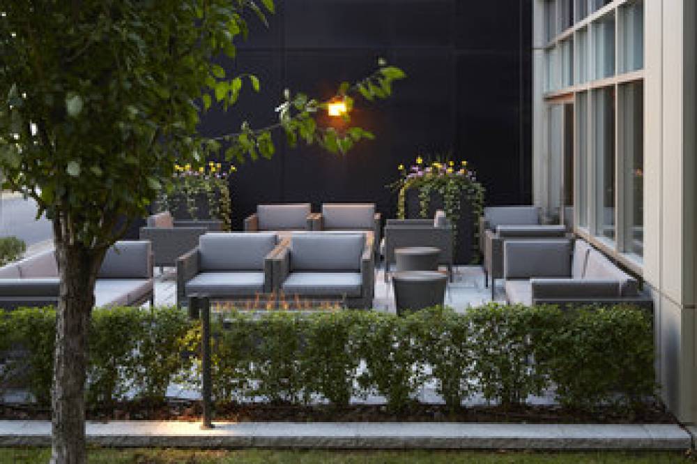 Courtyard By Marriott Montreal Airport 1