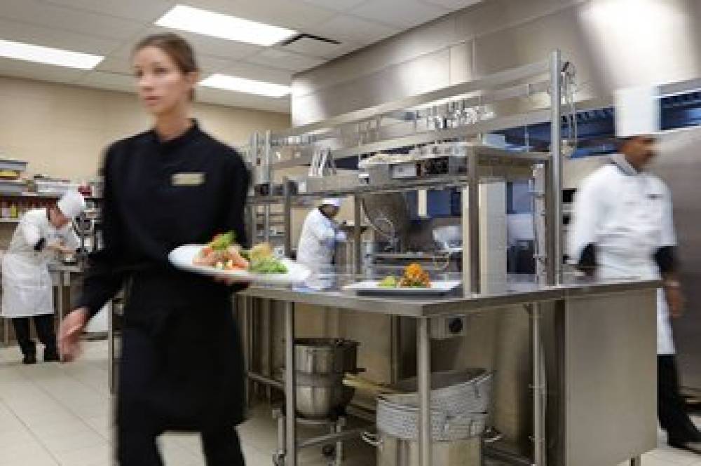 Courtyard By Marriott Montreal Airport 5