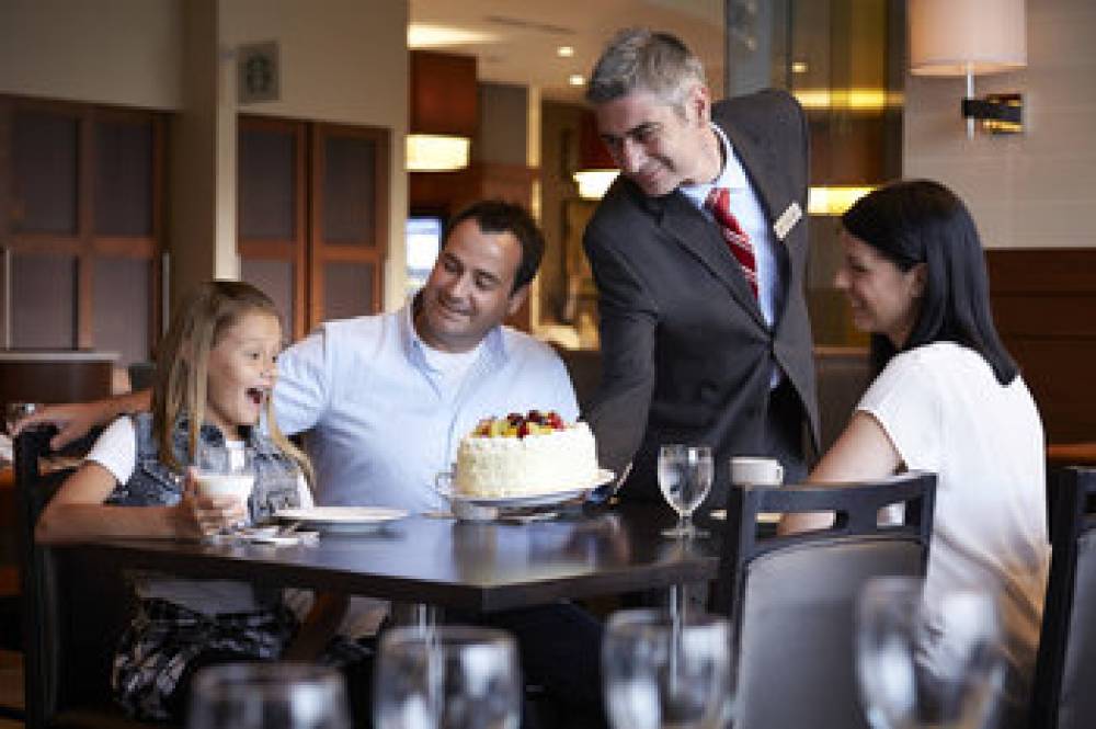Courtyard By Marriott Montreal Airport 4
