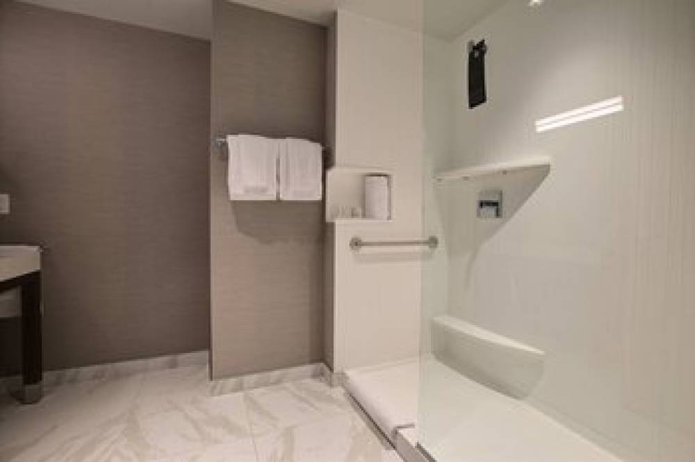 Courtyard By Marriott Montreal Brossard 9