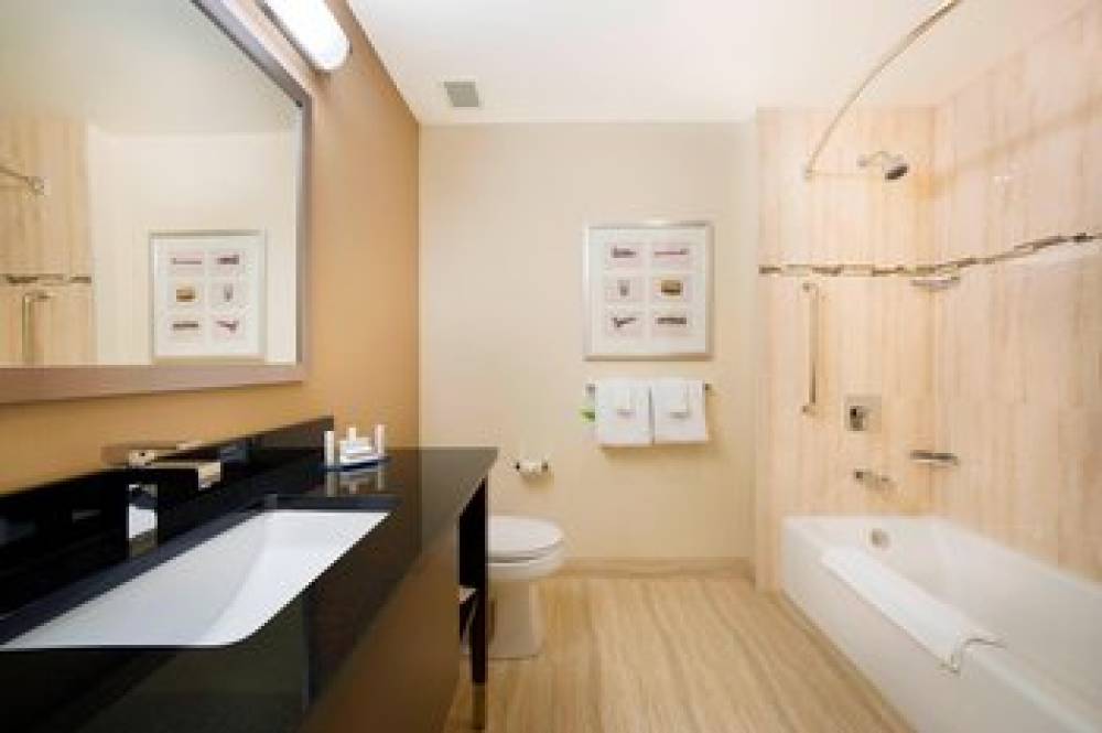 Courtyard By Marriott Montreal Downtown 9