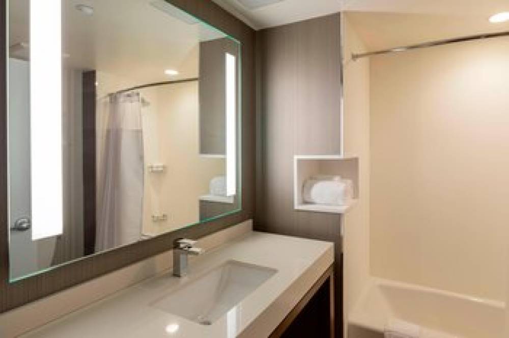 Courtyard By Marriott New York Queens Fresh Meadows 9