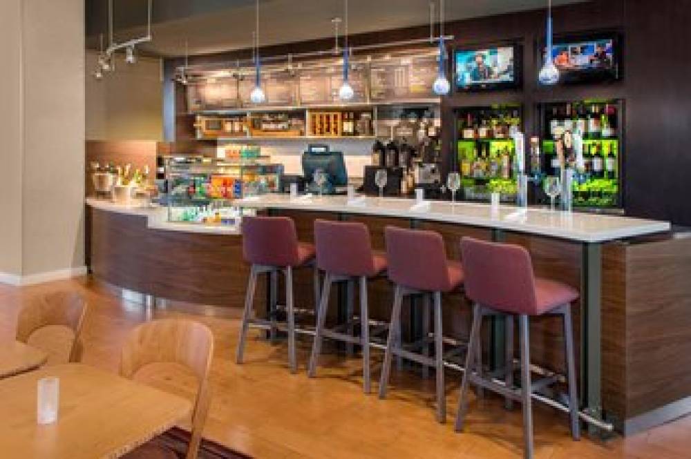 Courtyard By Marriott Newark Elizabeth 8
