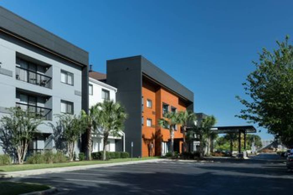 Courtyard By Marriott Pensacola 3