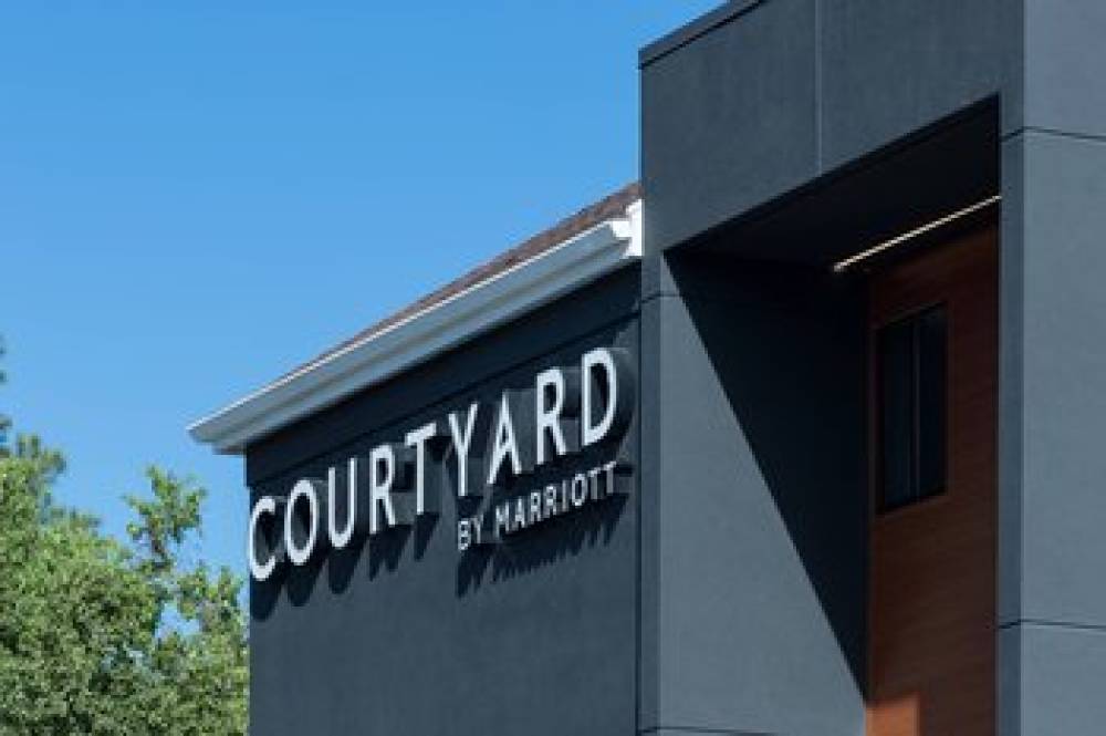 Courtyard By Marriott Pensacola 2