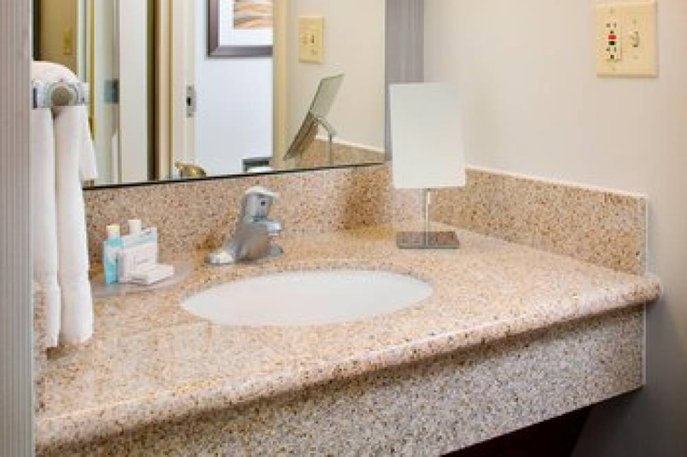 Courtyard By Marriott Richmond Airport 6