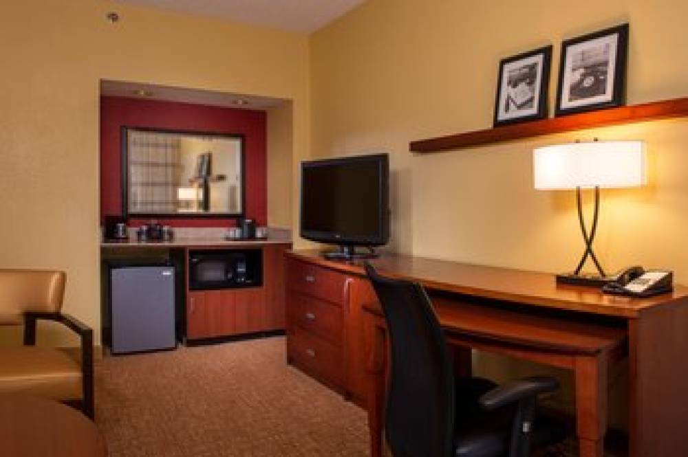 Courtyard By Marriott Richmond West 9