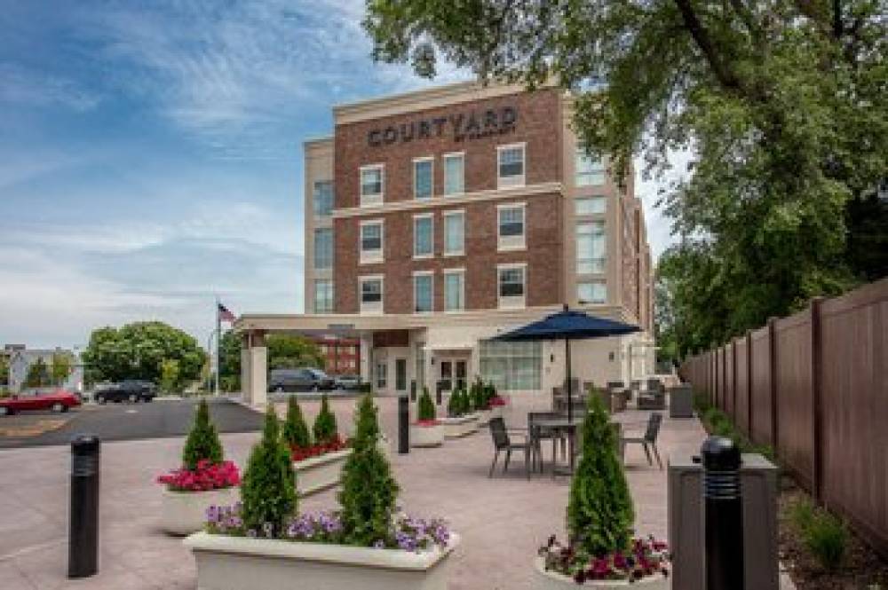 Courtyard By Marriott Rochester Downtown 2