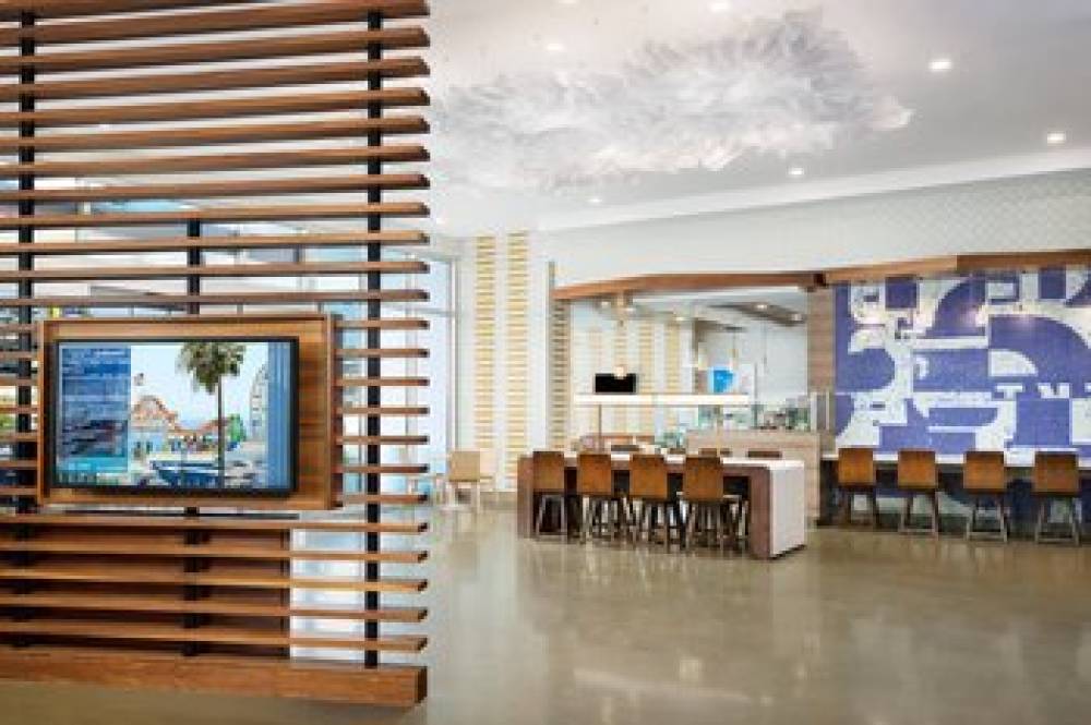 Courtyard By Marriott Santa Monica 5