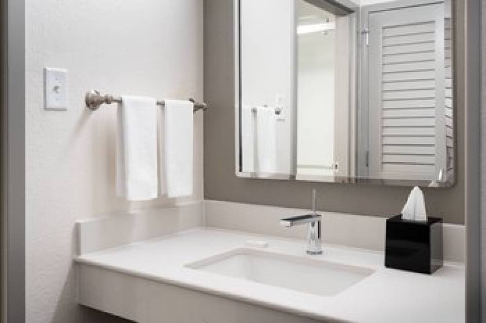 Courtyard By Marriott Tampa Westshore Airport 9