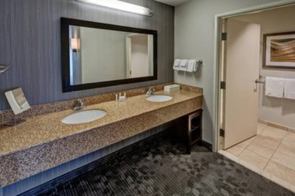 Courtyard By Marriott Troy 8