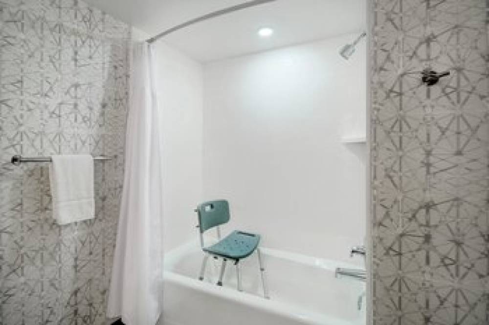 Crowne Plaza AUBURN HILLS 9