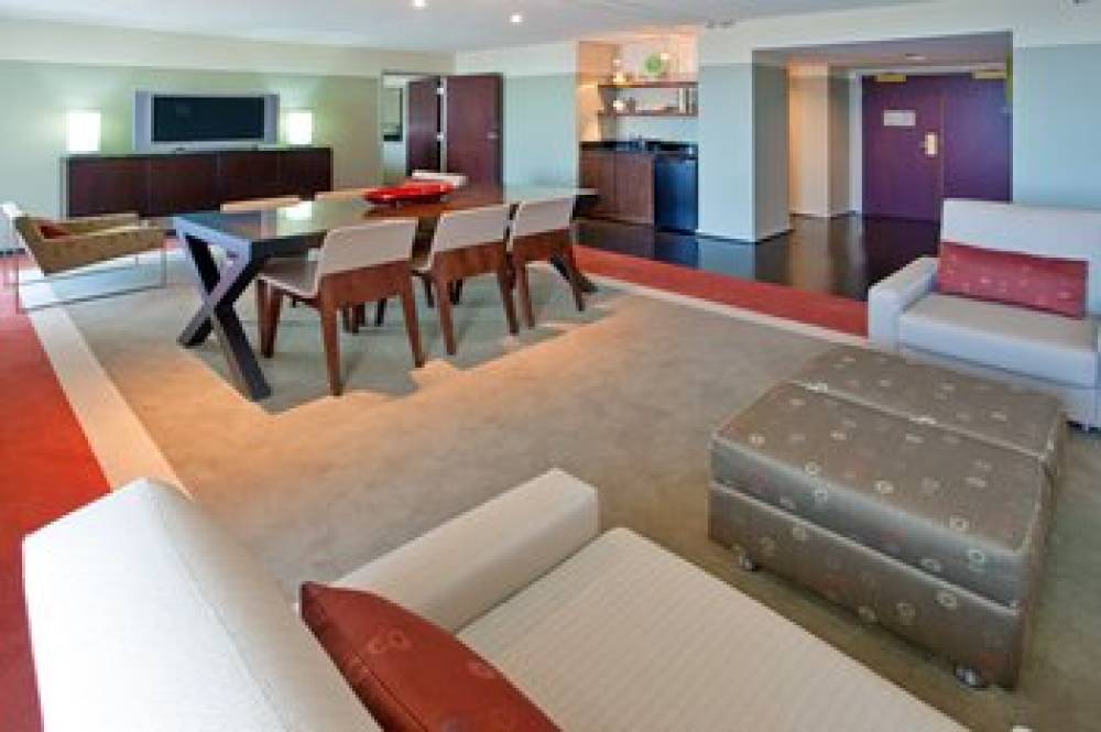 Crowne Plaza CHICAGO WEST LOOP 2