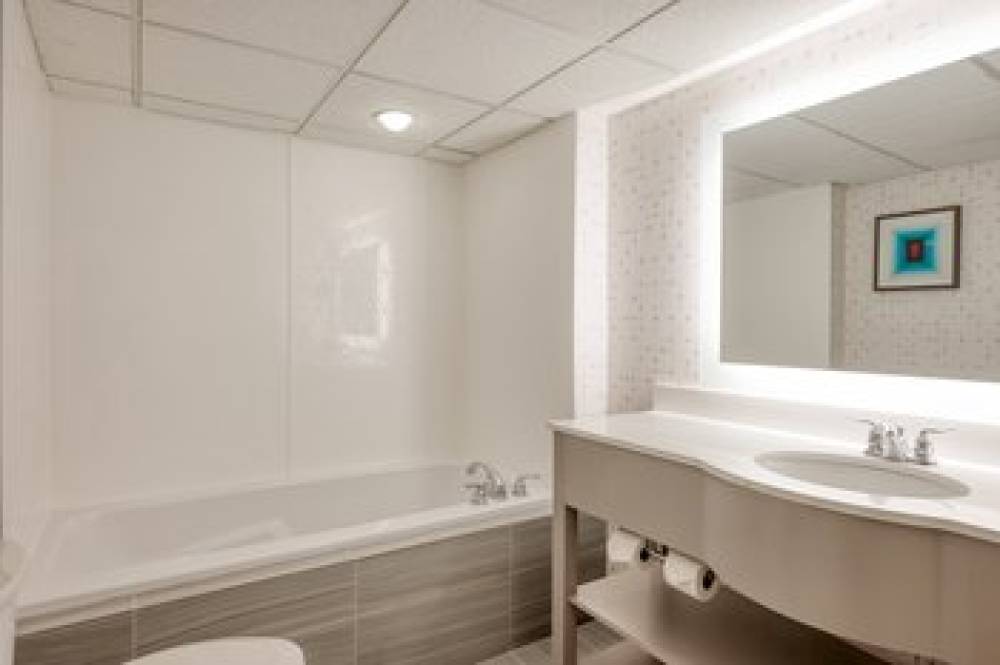 CROWNE PLAZA AIRPORT BY IHG 8