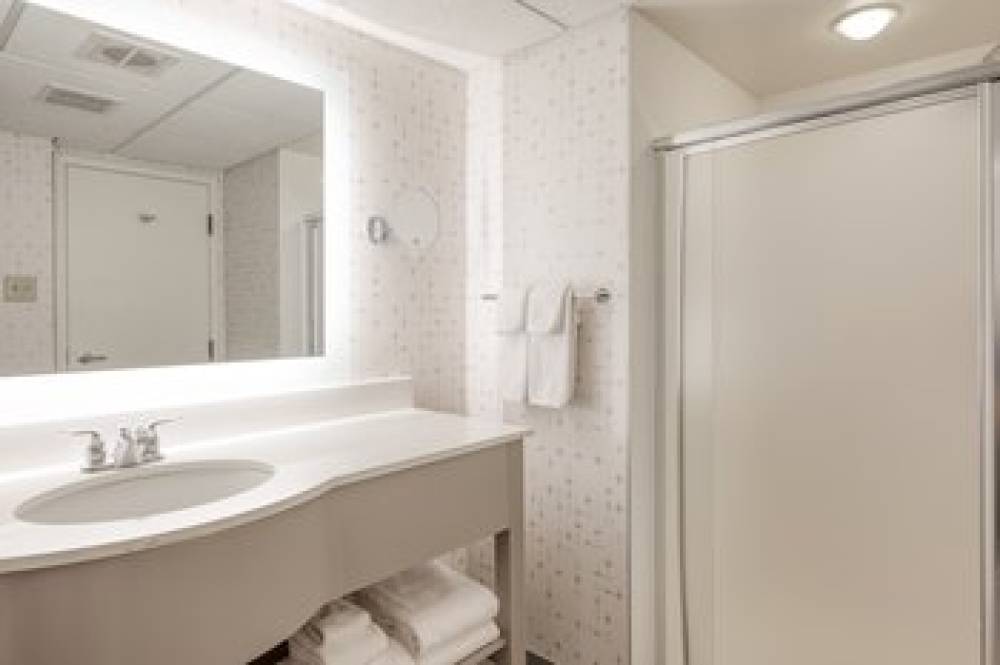 CROWNE PLAZA AIRPORT BY IHG 9